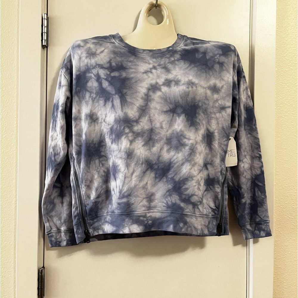 NWT Time and Tru Blue and White Tie Dye/Acid Wash Pullover Sweatshirt